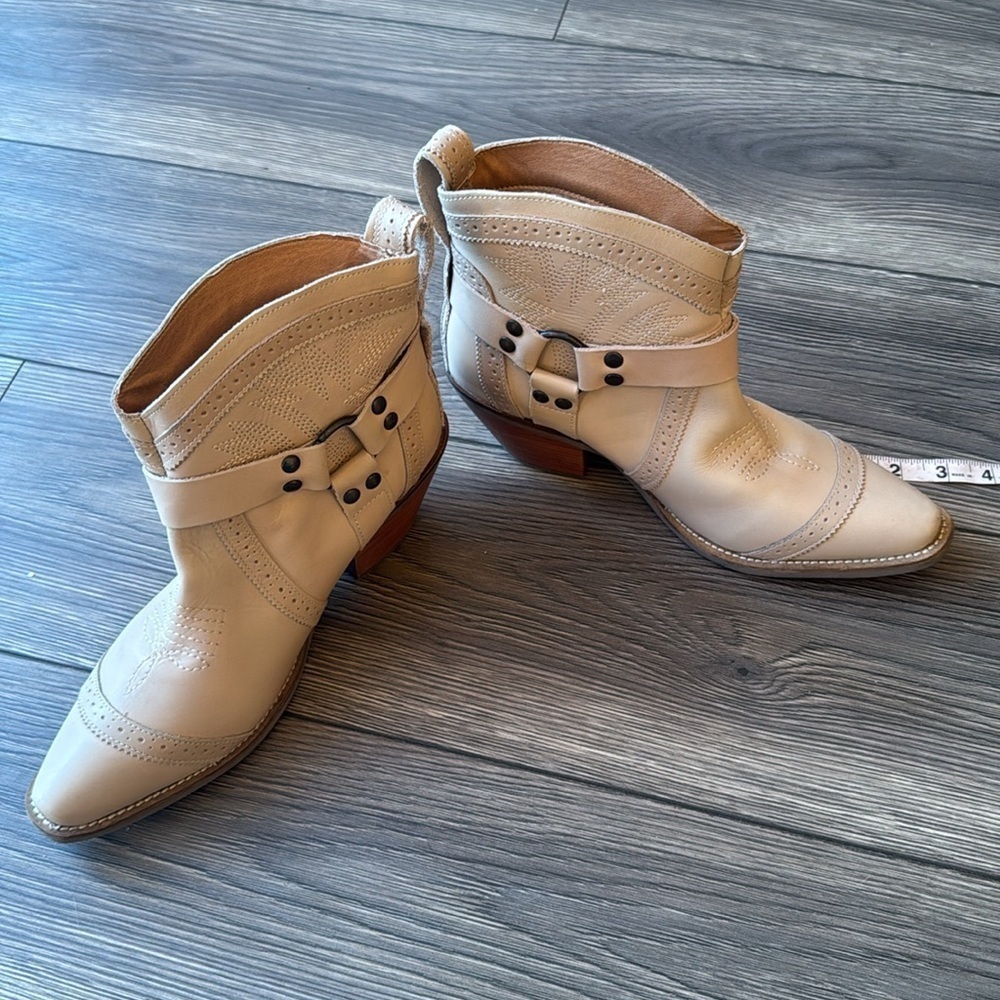 DINGO GUMMY BEAR LEATHER SAND SUEDE BOOTIE STYLE size 9.5W brand new beige - Picture 10 of 16